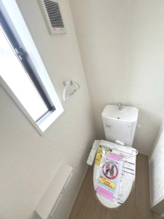 【トイレ】 | 土浦市生田町第4　新築戸建　4号棟 | 温水洗浄便座付きトイレで快適にご利用いただけます。シンプルで清潔感のある空間となっており、毎日気持ちよくお使いいただけます。