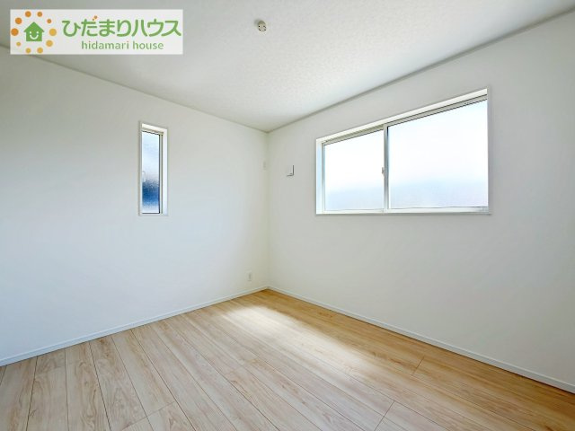 【洋室】 | 土浦市小松第7　新築戸建　3号棟 | 窓が多く、明るい空間を演出してくれます(*^^*)