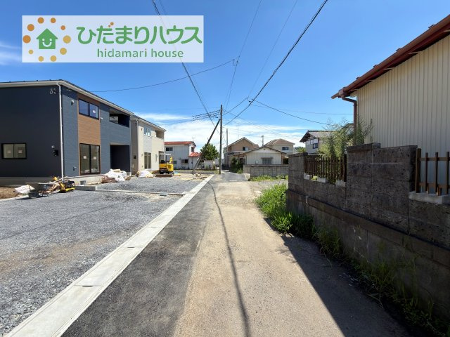 【前面道路含む現地写真】 | 土浦市小松第7　新築戸建　3号棟 | 駐車2台以上可能で、急な来客時にも安心ですね☆彡