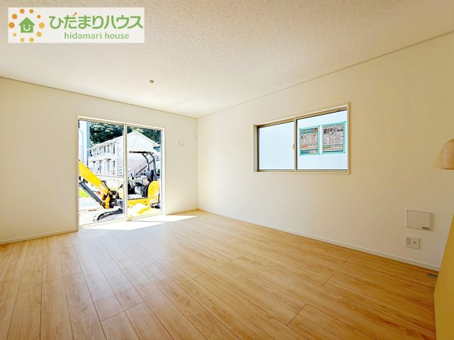 【居間・リビング】 | 土浦市小松第7　新築戸建　3号棟 | お子様が元気に遊べる広々としたリビングです！