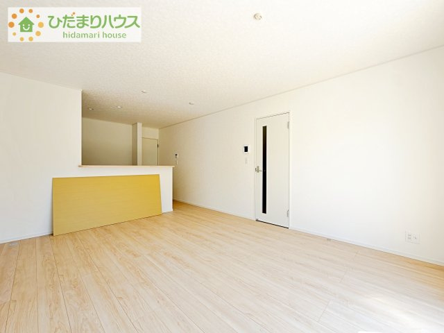 【居間・リビング】 | 土浦市小松第7　新築戸建　3号棟 | リビングの窓からはあたたかな日差しが差し込みます(*'▽')