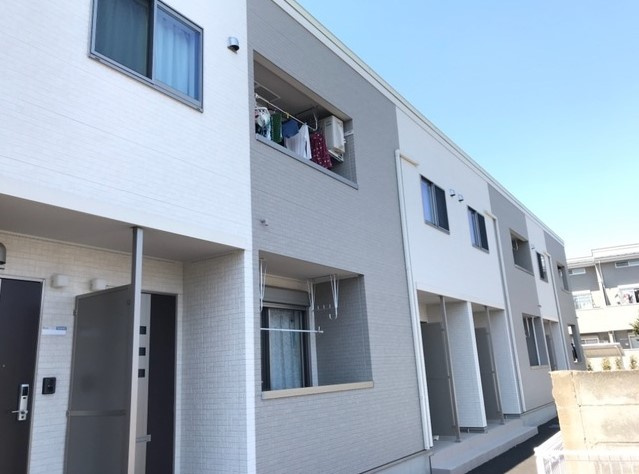 狛江市猪方１丁目のアパートのエントランス