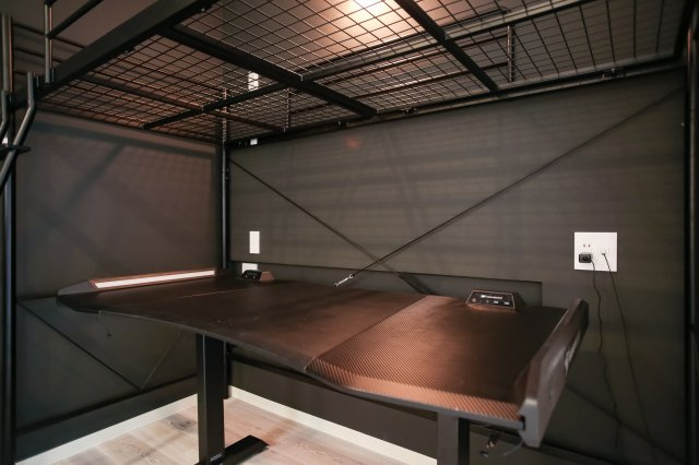 【設備】 | CLAN ONE | ゲーミングデスク「COUGAR MARS」を導入。マルチディスプレイ環境を無理なく実現できます。※写真は類似です