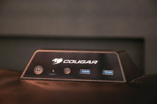 【設備】 | CLAN ONE | ゲーミングデスク「COUGAR MARS」を導入。マルチディスプレイ環境を無理なく実現できます。※写真は類似です