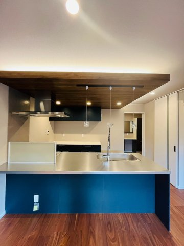 鶴見区鶴見１丁目中古戸建・3LDKのキッチン|広々フラットな天板が特徴的な対面システムキッチン。
