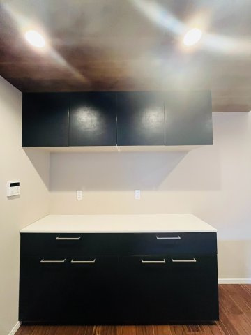 鶴見区鶴見１丁目中古戸建・3LDKのキッチン|備え付けのカップボード完備。吊り戸棚もついています。食器やキッチン家電をすっきり整理できます。