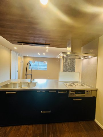 鶴見区鶴見１丁目中古戸建・3LDKのキッチン|お部屋全体を見渡せる開放的な対面キッチン。家族とのコミュニケーションが広がります。