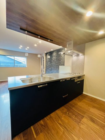 鶴見区鶴見１丁目中古戸建・3LDKのキッチン|インテリアに調和する洗練されたデザイン。毎日のお料理が楽しくなる機能的なシステムキッチンです。