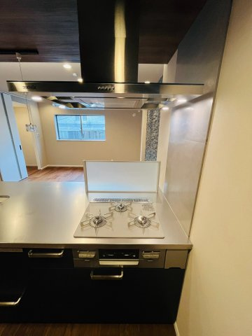 鶴見区鶴見１丁目中古戸建・3LDKのキッチン|お手入れがしやすいスタイリッシュなレンジフード。スタイリッシュなデザインで空間を引き締め、清潔感も保てます。
