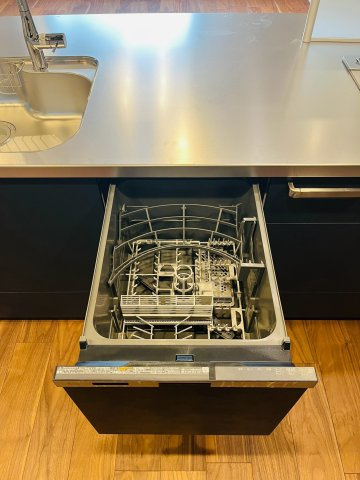 鶴見区鶴見１丁目中古戸建・3LDKのキッチン|節水効果も高く手荒れも防げる便利で衛生的な食器洗い乾燥機。スライドオープン型で出し入れもスムーズです。