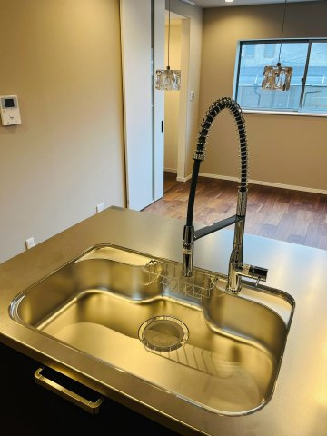 鶴見区鶴見１丁目中古戸建・3LDKのキッチン|大きな鍋も楽々洗える広々シンク。グースネック調のスタイリッシュな水栓が目を引きます。