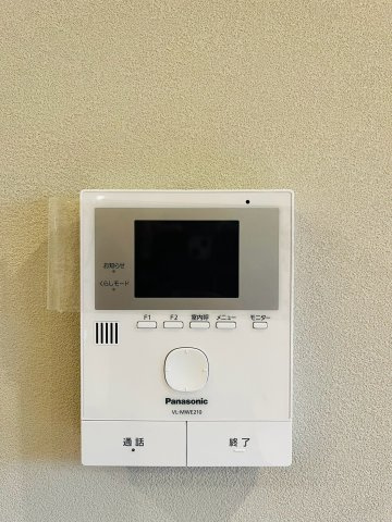 鶴見区鶴見１丁目中古戸建・3LDKの防犯設備|来客時に姿を確認できるモニタ付きインターホン。