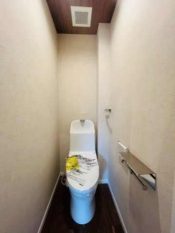鶴見区鶴見１丁目中古戸建・3LDKのトイレ|温水洗浄便座完備の洋式トイレ。手元で操作できる壁面リモコンで快適な使い心地。