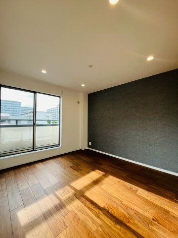 鶴見区鶴見１丁目中古戸建・3LDKの洋室|洋室（約7.0帖）：バルコニーからの光が心地よく差し込む主寝室にぴったりの空間です。