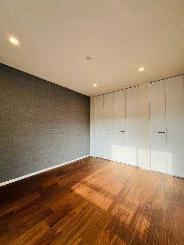 鶴見区鶴見１丁目中古戸建・3LDKの洋室|洋室（約7.0帖）：ニュアンスパターンがスタイリッシュなお部屋。インテリアも映えそうです。