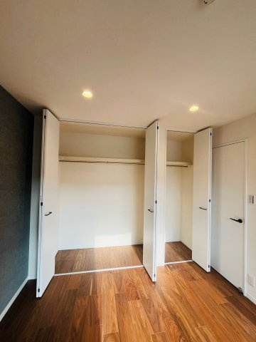 鶴見区鶴見１丁目中古戸建・3LDKの洋室|洋室（約7.0帖）：衣類や小物をすっきり整理できる大容量収納完備。お部屋を広く清潔に保てます。
