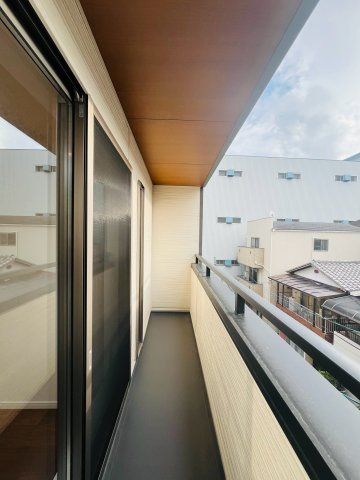 鶴見区鶴見１丁目中古戸建・3LDKのバルコニー|日当たり・風通しともに良好なバルコニー。洗濯物や布団もしっかり乾かせます。