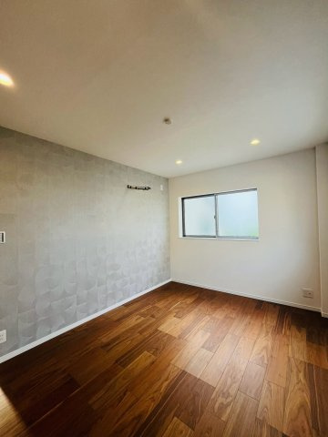 鶴見区鶴見１丁目中古戸建・3LDKの洋室|洋室（約7.0帖）：明るくシンプルな内装デザインのお部屋。家具の配置がしやすく、子供部屋や書斎など多用途に活躍します。