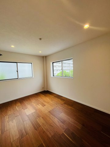 鶴見区鶴見１丁目中古戸建・3LDKの洋室|洋室（約7.0帖）：採光・通風に優れた快適な室内空間。ベッドやデスクを置いてもゆとりのあるレイアウトです。