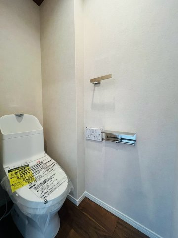鶴見区鶴見１丁目中古戸建・3LDKのトイレ|お手入れがしやすく機能的な温水洗浄便座付きトイレ。毎日気持ちよくお使いいただける空間です。