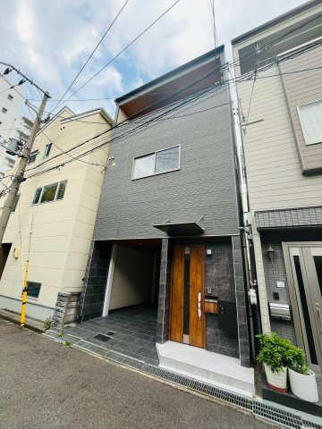 鶴見区鶴見１丁目中古戸建・3LDKの外観|落ち着いた色調でまとめられた、スタイリッシュでモダンな外観デザイン。