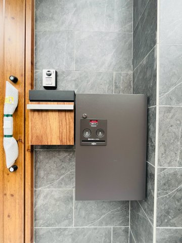 鶴見区鶴見１丁目中古戸建・3LDKの玄関|非対面で荷物を受け取れる宅配ボックス完備。置き配よりも安心感がありますね。