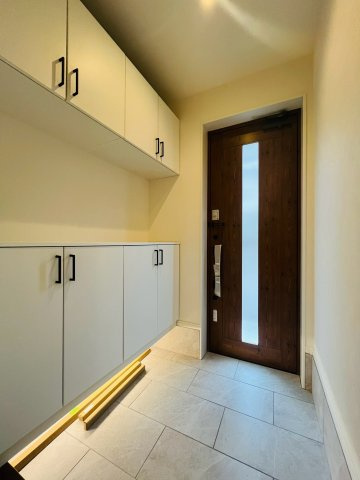 鶴見区鶴見１丁目中古戸建・3LDKの玄関|明るく清潔感あふれる玄関スペース。シューズボックス下の間接照明が空間の広がりを演出します。