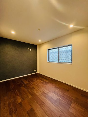 鶴見区鶴見１丁目中古戸建・3LDKの洋室|洋室（約7.0帖）：落ち着いたトーンのアクセントクロスが印象的な洋室です。