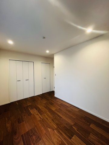 鶴見区鶴見１丁目中古戸建・3LDKの洋室|洋室（約7.0帖）：インテリアが映えるシックな内装デザイン。収納スペースも豊富。