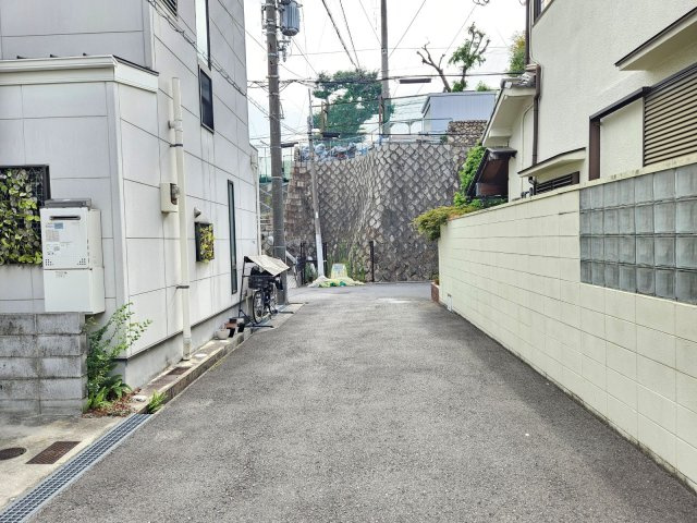 【前面道路含む現地写真】の画像