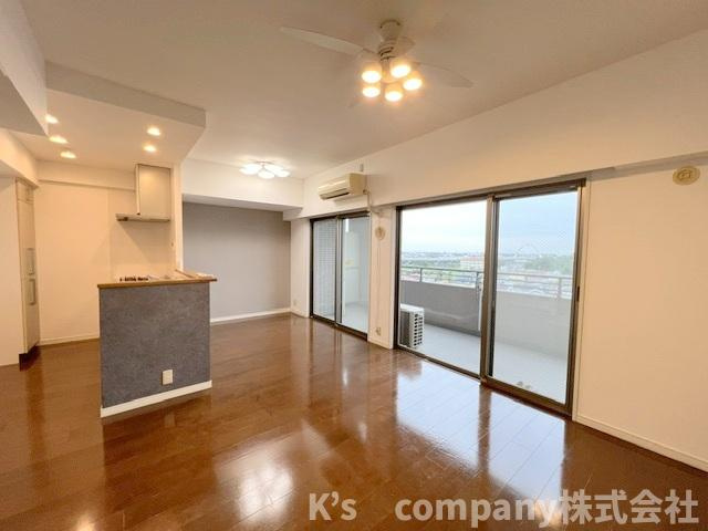 ◎茅ヶ崎市中島　ビッグヴァングランヴァーグ茅ヶ崎の居間・リビング|リビングには広い窓があり明るい日差しが差し込み心地の良い空間☆