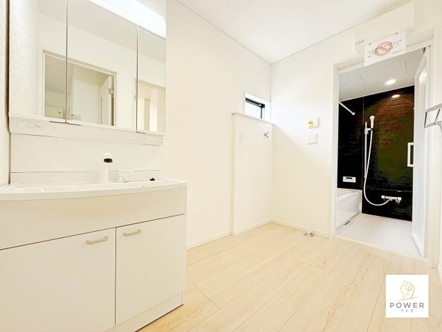 クレイドルガーデン　岡崎市東蔵前第1の独立洗面台|施工例　明るく清潔感のある洗面スペース。朝の準備も楽しくなりそうな、機能的で使いやすい空間です。												
												