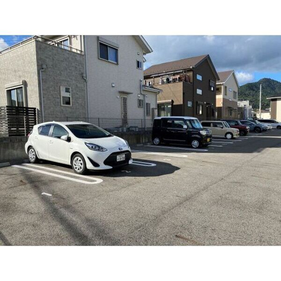 【その他共用部分】 | Lieblich | 敷地内駐車場の様子です