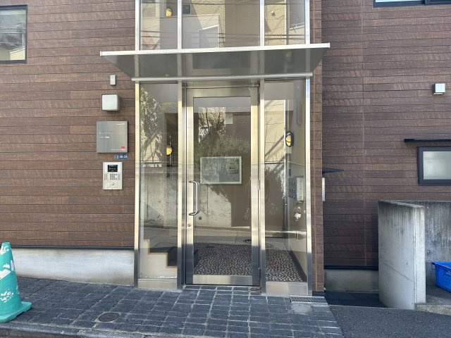 川崎市多摩区生田６丁目のアパートのエントランス