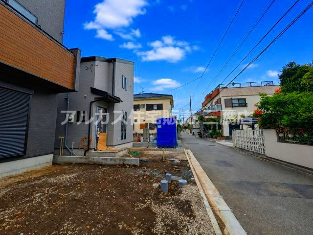 小平市学園東町　西武多摩湖線　一橋学園駅　新築戸建の前面道路含む現地写真|敷地前面にゆとりがあり開放的な立地。車の出し入れや日々の移動もスムーズに行えます。