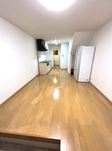 住吉南町1丁目の居間・リビング|13.3帖の開放的なリビング
家族の動きを感じるリビング階段です。