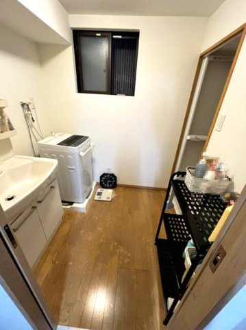 住吉南町1丁目の独立洗面台|臭いも湯気もこもらないように洗面所に窓をつけてスッキリ綺麗な空気を取り入れられます