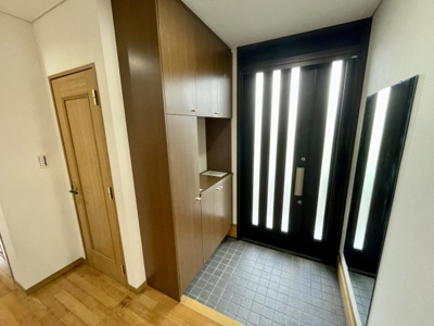 【玄関】 | 【リフォーム済み中古戸建】山形市大字青柳 | 1階　玄関です♪収納たっぷりのシューズクローク付きです。