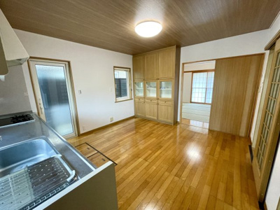 【キッチン】 | 【リフォーム済み中古戸建】山形市大字青柳 | 和室が隣接しており、つなげることで広々使用できます。