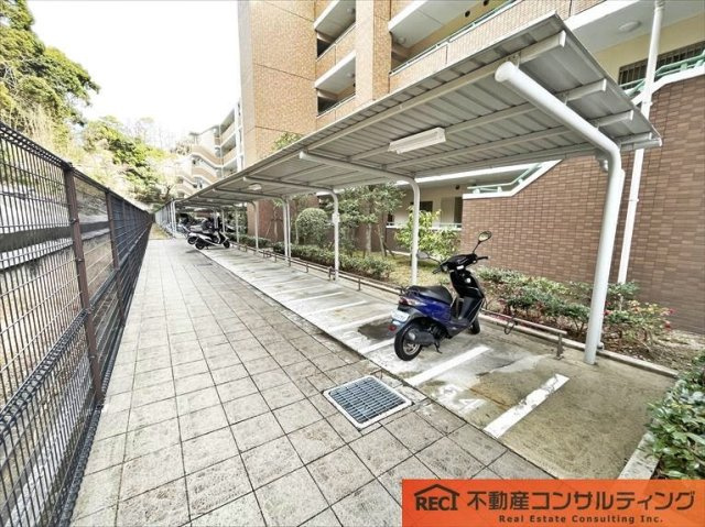 住吉山手コモンズD棟の駐車場