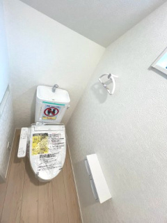 【トイレ】 | 土浦市生田町第4　新築戸建　6号棟 | 温水洗浄便座付きトイレで快適にご利用いただけます。シンプルで清潔感のある空間となっており、毎日気持ちよくお使いいただけます。