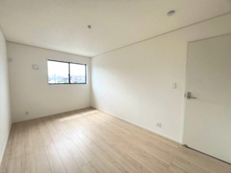 【洋室】 | 土浦市生田町第4　新築戸建　6号棟 | ナチュラルな内装が魅力の、落ち着いた雰囲気の洋室。