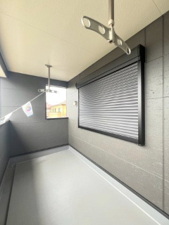 【バルコニー】 | 土浦市生田町第4　新築戸建　6号棟 | 日当たり良好のバルコニーで洗濯物もよく乾きます。開放感のある空間となっており、外の空気を感じながらリフレッシュできます。