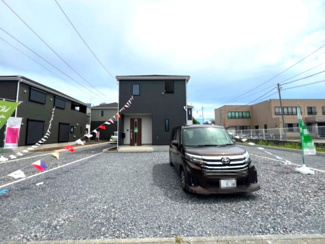 【駐車場】 | 土浦市生田町第4　新築戸建　6号棟 | 敷地内に駐車場を完備しており、お車をお持ちの方にも安心です。出し入れもしやすく、日々の通勤やお出かけにも便利にご利用いただけます。