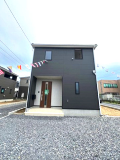 【外観】 | 土浦市生田町第4　新築戸建　6号棟 | 現地外観写真。落ち着いた街並みに調和した外観で第一印象も良好です。周辺は静かな住環境となっており、日当たりや通風も良好で快適にお住まいいただけます。