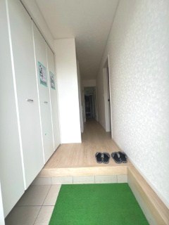 【玄関】 | 土浦市生田町第4　新築戸建　6号棟 | 広々とした玄関にはシューズボックスを設置しており、来客時もすっきりとした印象を与えます。収納力もあり使い勝手の良い空間です。