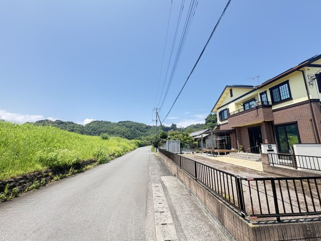 売中古戸建　伊豆の国市墹之上の前面道路含む現地写真|自然豊かな風景の、緑豊かな住宅地です。