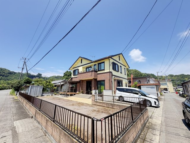 売中古戸建　伊豆の国市墹之上の前面道路含む現地写真|1階と２階にそれぞれLDKと洋室、トイレと洗面、浴室、バルコニーがございます。