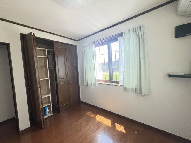 売中古戸建　伊豆の国市墹之上の洋室|収納スペースがあるので、スッキリと片づけられます。