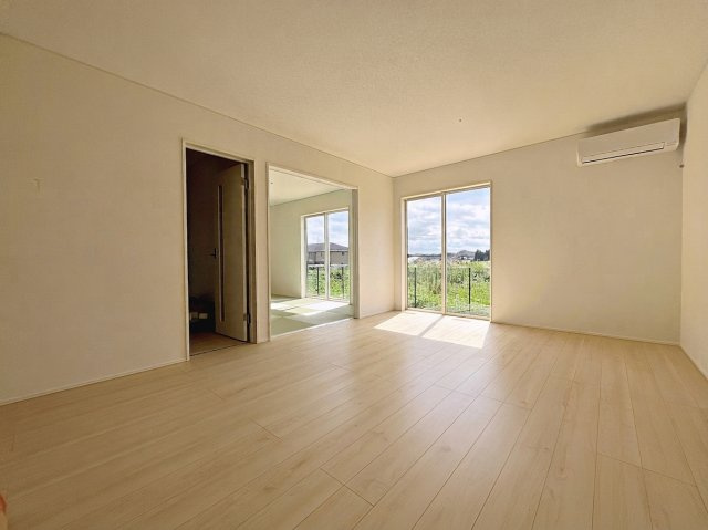 新築戸建・新築建売　西郷村小田倉第36　熊倉小・西郷第一中の居間・リビング|太陽の日差しが気持ちの良いリビングは広々としているので家具を設置してもゆとりがあります！